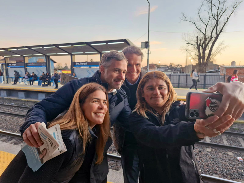 SELFIE. Katopodis pas&oacute; por Derqui como parte de la campa&ntilde;a.