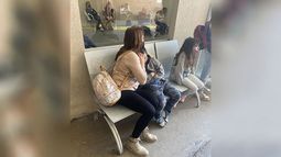 Gente amontonada, enferma, en la calle, sin atención. Eso es el servicio del @HospitalAustral. Miércoles 13:15. Lo que más me rompe son los nenes temblando de fiebre en plena calle, sin atención. Matias Martinez / @editoravid..