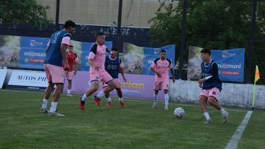 PELOTA. Morán, Rodríguez Silva, Leguiza y Gómez durante el entrenamiento en el estadio.
