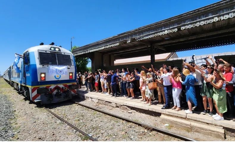 VUELTA. El tren ya tuvo viajes de prueba y fue recibido en cada pueblo.