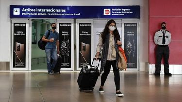Quienes regresen de un viaje laboral y tengan el esquema completo de vacunación, no deberán hacer cuarentena. .