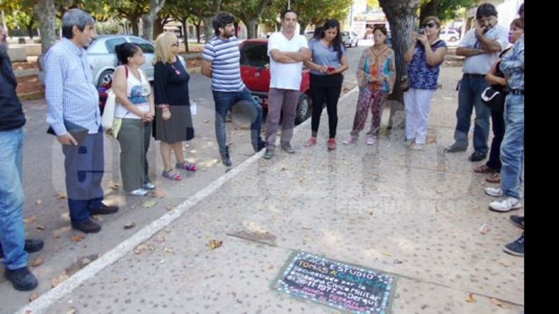 ACTO. El homenaje se realizó frente a la Escuela 11, de Derqui..