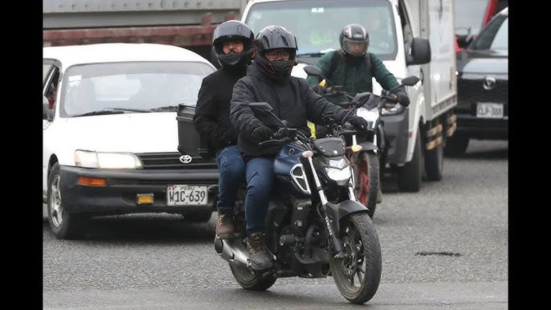 La prohibición de ir en moto de a dos personas sería en algunos lugares y horarios.