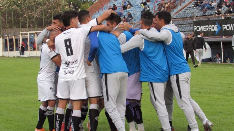 Todo Real Pilar tapa en una montaña humana a Tabone, autor del gol. Foto: Prensa Real Pilar..