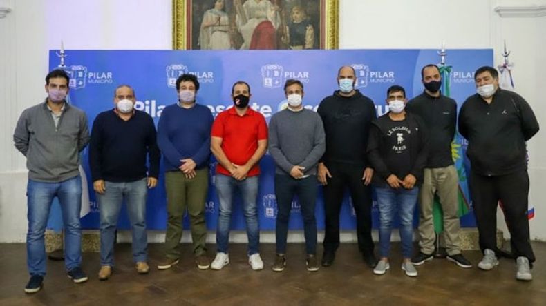 Achával junto a las autoridades municipales y de los clubes, en la presentación de la Copa Pilar..