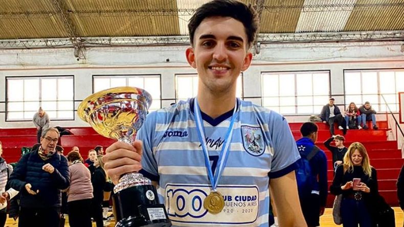 TROFEO EN MANO. Lorenzo viene de conseguir el título Sub 21 con Ciudad..
