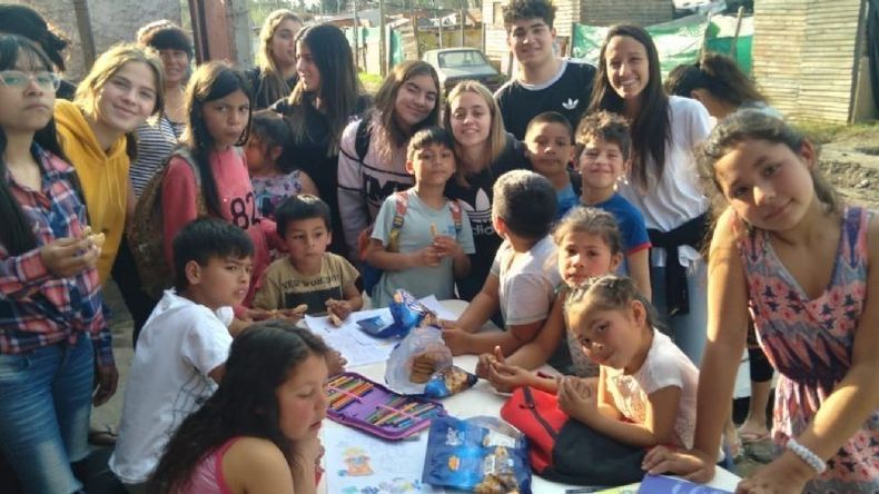 Los voluntarios de la biblioteca dan clases de apoyo en el barrio Vicente López, entre otras acciones comunitarias. .