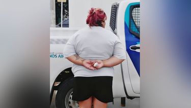 La agresora fue localizada y aprehendida en la vía pública.