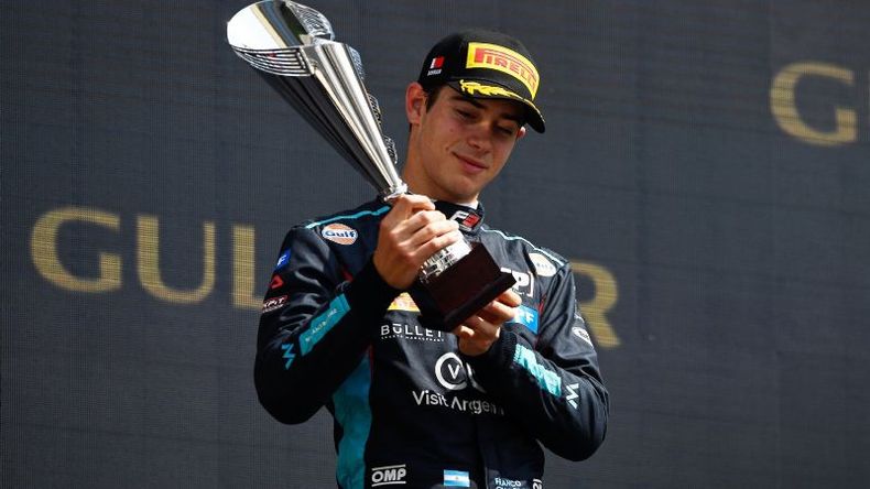 Franco con el trofeo tras el buen arranque (foto FIA Fórmula 3)..