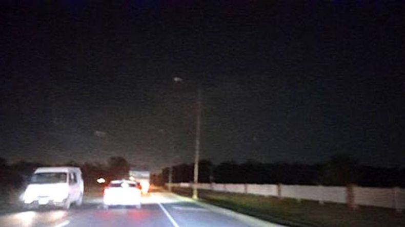 Así se ve la ruta del accidente, en ruta 25. Sin luz, no se ve nada. Vivo a dos kilómetros, esto hace tiempo está así. Lourdes González..