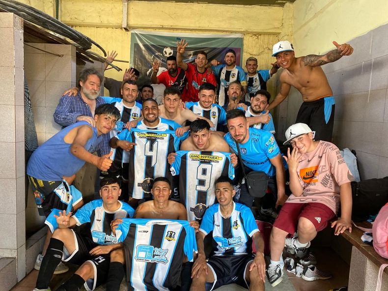FELICIDAD. Los jugadores de Parque III festejan en el vestuario la goleada ante Colectividad Boliviana que los dejó punteros.