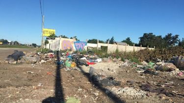 Quería pedirles si pueden visualizar el basurero que se está haciendo en colectora pasando el Walmart. Es tan lamentable que la gente tire basura como si fuera un basurero. Suelo ir a caminar con mi familia como muchas otras personas lo hacen. Y el olor a animal muerto es insoportable. Soy vecina de Pilar y me da mucha tristeza ver eso así. Saludos. Vale Romero. .