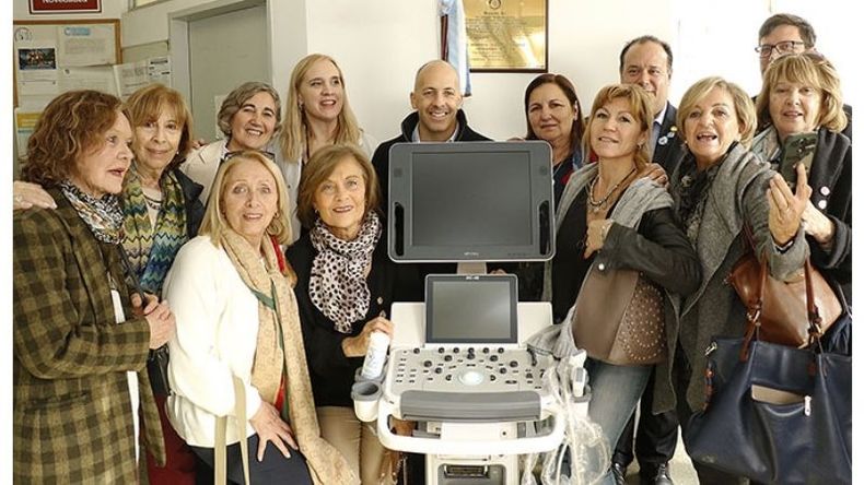 ECÓGRAFO. Ducoté junto a integrantes del Rotary Norte..