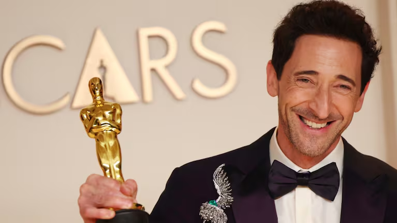 Adrien Brody posa con el Oscar a Mejor Actor. (REUTERS).png