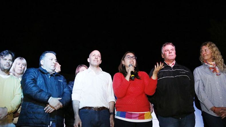 (Ale Cano). FESTEJOS. Con Ducotré a su lado, Bortule habla ante los seguidores de Cambiemos. En el escenario la acompañan Mariel Ros, Carlos Arena, Gustavo Trindade y Analía Leguizamón. Todos obtuvieron bancas en el Concejo Deliberante. .