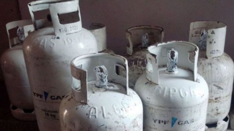 Hoy 01/02, el tubo está $4.500. Vivo en un barrio donde la @MunicipioPilar no nos brinda gas natural (Teniente General Juan Domingo Perón entre Alerces y casuarinas Manuel Alberti). No tenemos opción que consumir gas envasado ya que la red pasa a 50 metros y no la traen a nuestra puerta. Pablo Sabbath / @Pabloklos. .