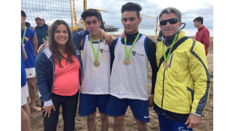 DORADOS. La dupla de Cadetes, Lucas Barrientos y Leandro Oviedo, es campeona del Beach Vóley; en 2014 la ganó en Menores..