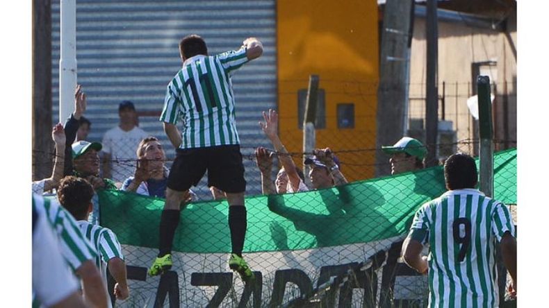 Colgado a la ilusión. Abrojal mantiene viva la ilusión de ascender a la elite de la Liga Escobarense. Y el sábado, Nicolás Contreras, que anotó 2 goles en el 3-1 sobre San Lorenzo, le dedicó uno de sus tantos a los hinchas colgado del alambrado. .