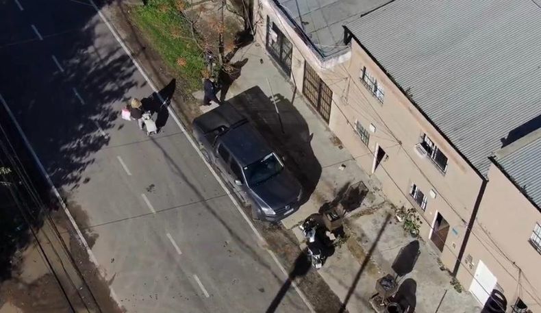 DESDE EL DRON. La camioneta fue ubicada en Villa Rosa.