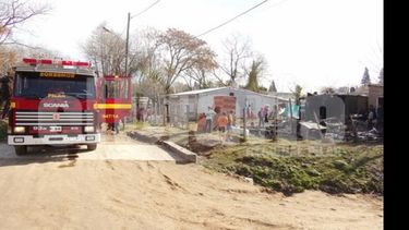 DESAZÓN. El devastador incendio que dejó a dos familias sin nada en Agustoni..