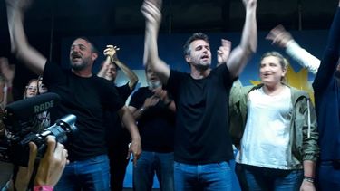 Eufóricos, el intendente y los candidatos de la lista del Frente de Todos celebraron el triunfo. .