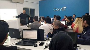 COMUNIDAD IT. Es la entidad encargada de los cursos..