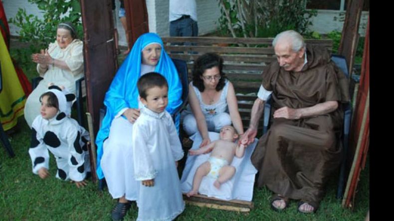Los abuelos del Hogar Santa Rita recrearon el nacimiento de Jesús..