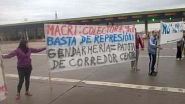 IMPARABLES. Bajo la lluvia, los vecinos volvieron a reclamar la colectora. .