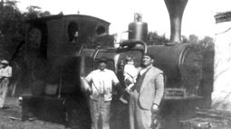 Estación Pilar del Ferrocarril General Urquiza, en 1935. Los vecinos se fotografían junto al maquinista, con un niño en brazos..
