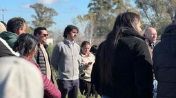 ENCUENTRO. El defensor del Pueblo, Adrián Maciel, se reunió con vecinos de Santa Coloma. ENCUENTRO. El defensor del Pueblo, Adrián Maciel, se reunió con vecinos de Santa Coloma.