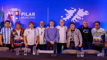 El intendente Federico Achával junto a los veteranos pilarneses de Malvinas.