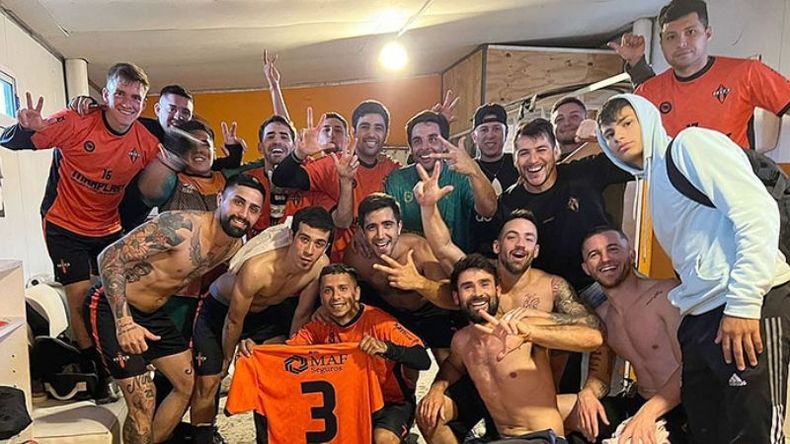FESTEJO. Los jugadores de Manzanares celebran el triunfo ante el líder..