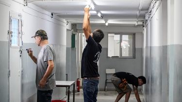 MANOS A LA OBRA. Los trabajos llegaron a todas las escuelas públicas.