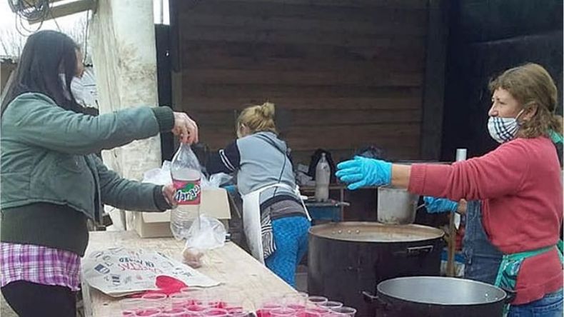 AYUDA. Sandra, Susana y Rosa cocinan tres veces por semana. .