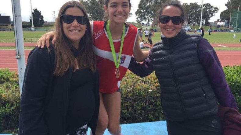 PODIO. Inés Aviña, custodiada por Florencia Donatti y Valeria Paz, tras ser 2º en los 800 metros..