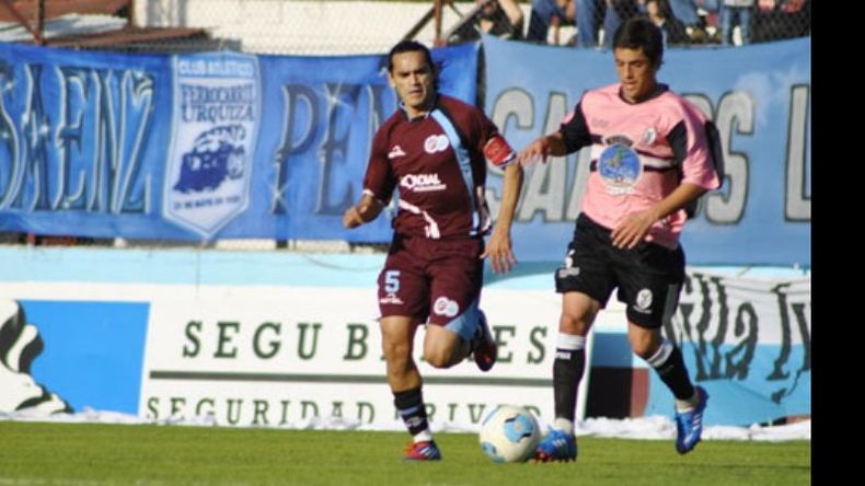 (www.uaiurquiza.com.ar). Ledesma sale jugando ante la presión de Ortiz. Fénix sumó el punto que necesitaba..
