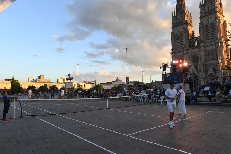 La exhibici&oacute;n de tenis, con la Bas&iacute;lica de Luj&aacute;n de fondo.