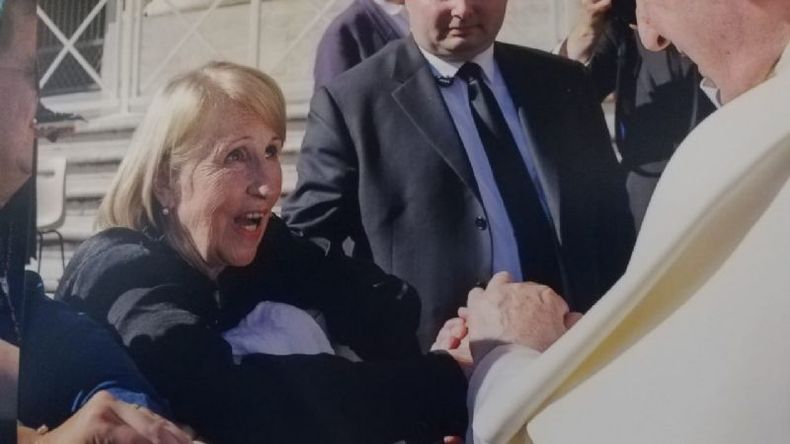 BENDICIÓN. Mirta Ortega Sanz saludó al Papa Francisco en 2018.&nbsp;