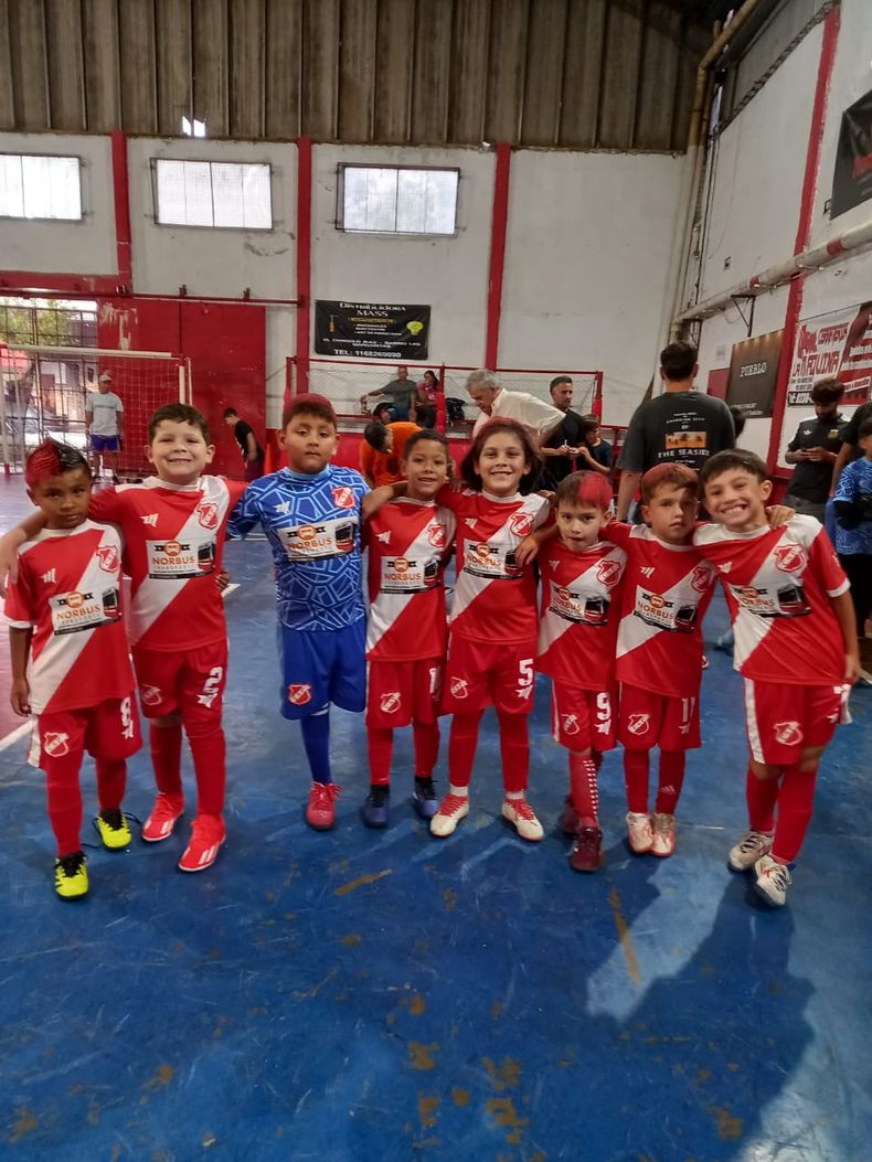 TÍTULO. La 2017 del Rojo posa tras ganar su división de forma invicta.