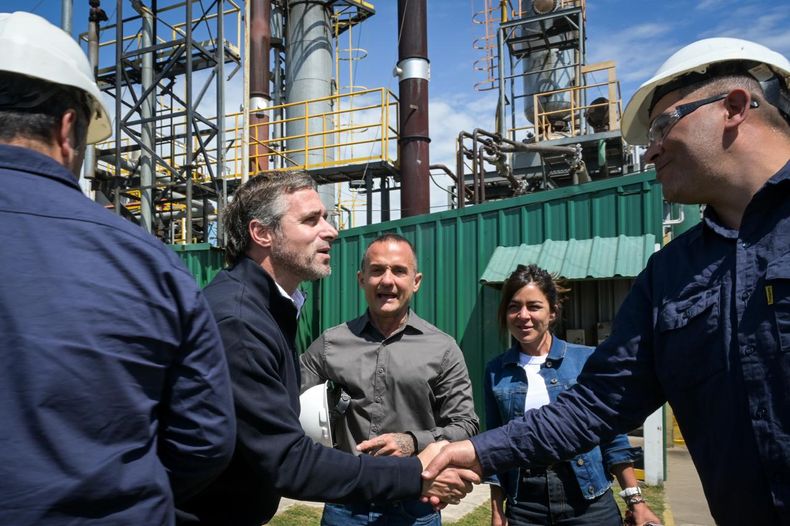 APRETÓN DE MANOS. Achával saludo a uno de los trabajadores de Nueva Energía.