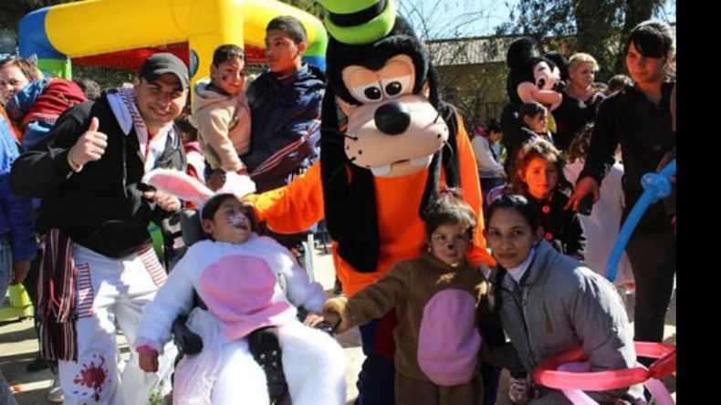 El festejo de los chicos con personajes y juegos..