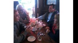 EN EL BAR EL COLONIAL. Los rdicales Giménez y Britos, ayer, con Trindade..