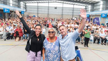 SALUDOS. Volnovich y Achával presentaron el plan junto a cientos de jubilados. &nbsp;