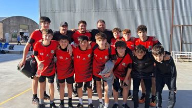 EQUIPO. La Sub 14 del Colegio Dickens de Del Viso avanzó a la etapa Interregional.