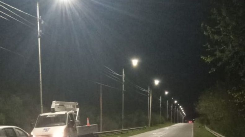 La calle El Petrel volvió a estar iluminada. .