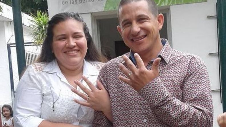 Noemí junto a su esposo, el día de su casamiento. Tenía 32 años. .