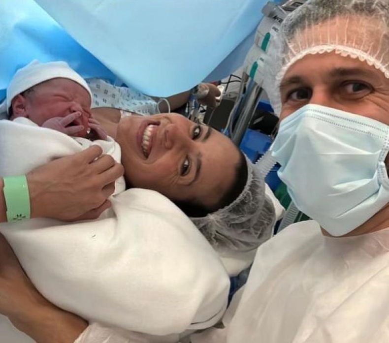 Sol Urroz junto a su marido Germán, instantes después de dar a luz a Francesca.&nbsp;