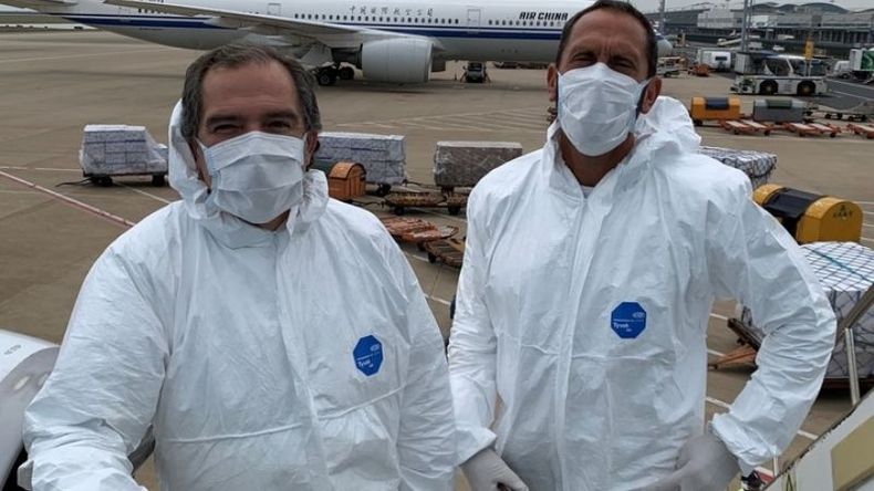 EXPERIENCIA. Gabriel Retes (izq.) ya había viajando a Shangai en el primer vuelvo que trajo insumos a nuestro país. .