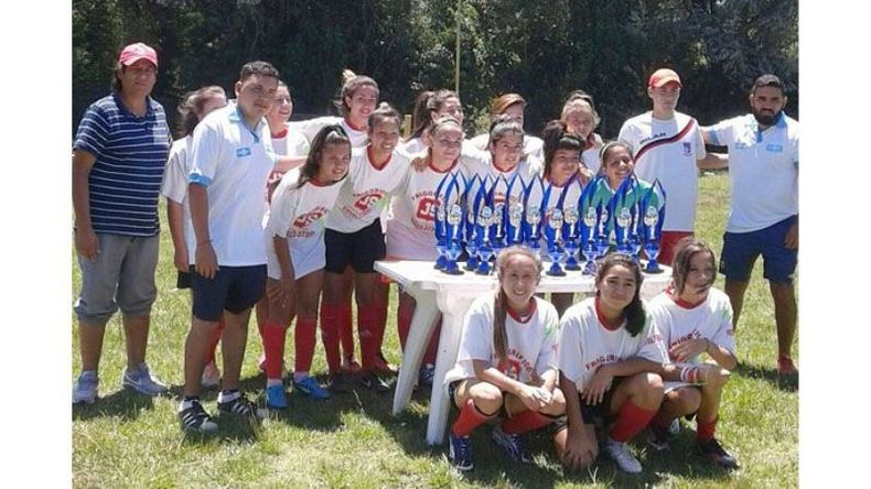 PLATEADAS. Las chicas de Muni Pilar posan con sus trofeos, tras el 2º puesto..