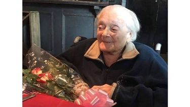 FLORES. María Elena en su festejo del año pasado..